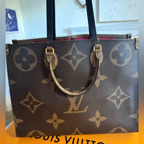 Large authentic Louis Vuitton 2 color sided purse. - Picture 2 of 10